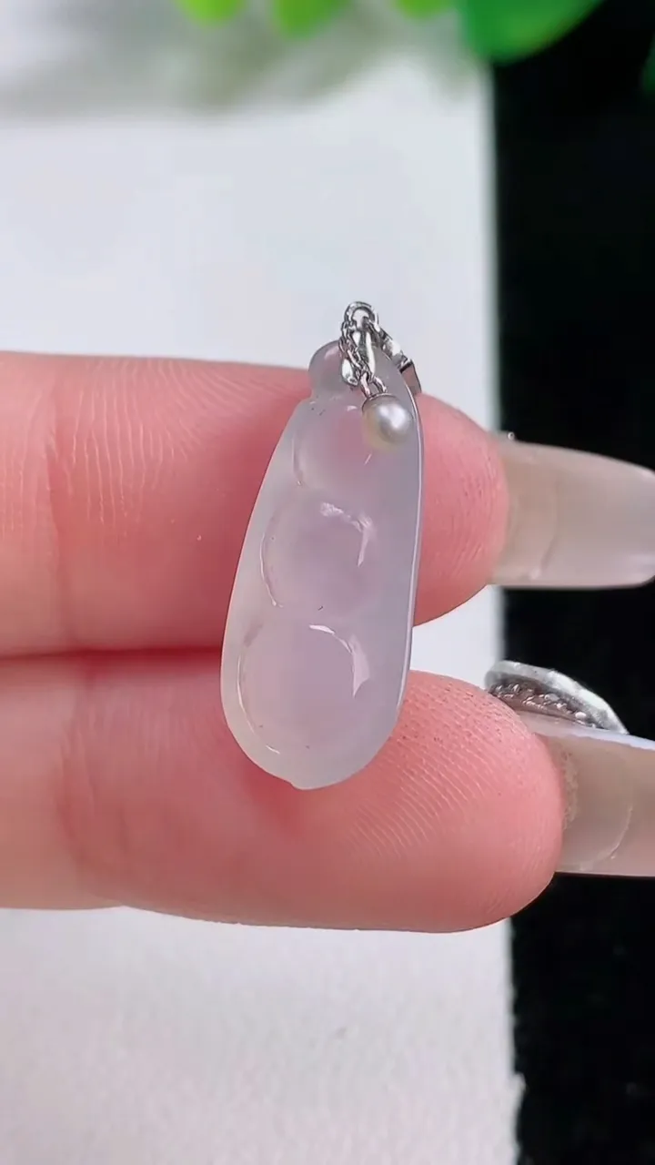 天然A货翡翠种白冰福豆吊坠，尺寸20.8-8.8-5.8，重量:1.89g
1月2日