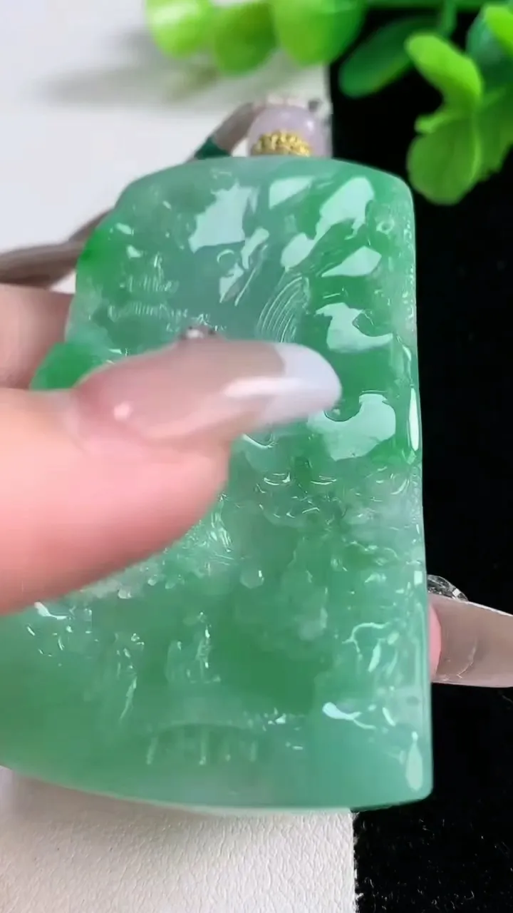 天然A货翡翠山水牌吊坠，尺寸62-40.3-8，重量:56.67g
1月2日