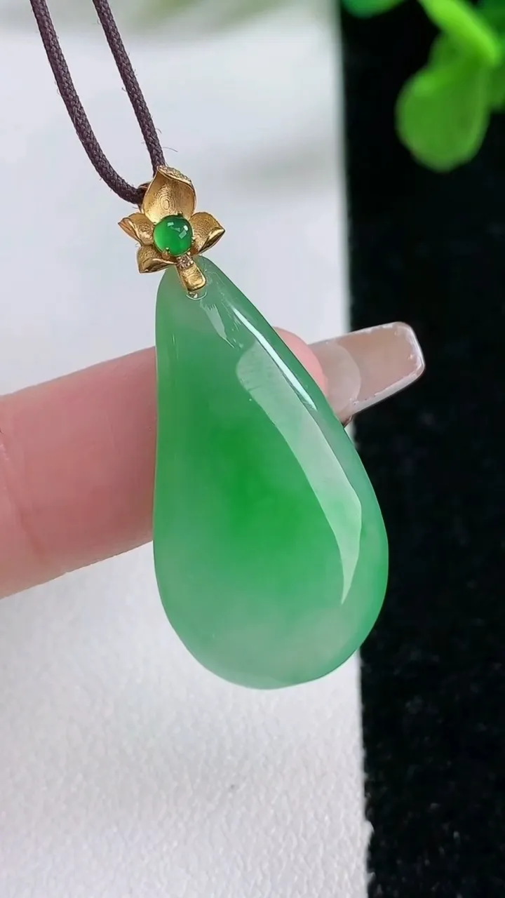 天然A货翡翠福瓜吊坠，尺寸27-15.2-5，重量:4.05g
1月2日