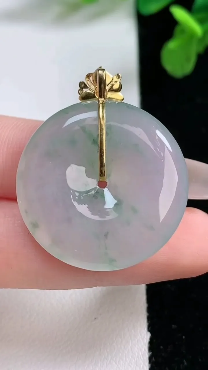 天然A货翡翠种飘花平安扣吊坠，尺寸29.2-5.8，重量:10.62g
1月2日