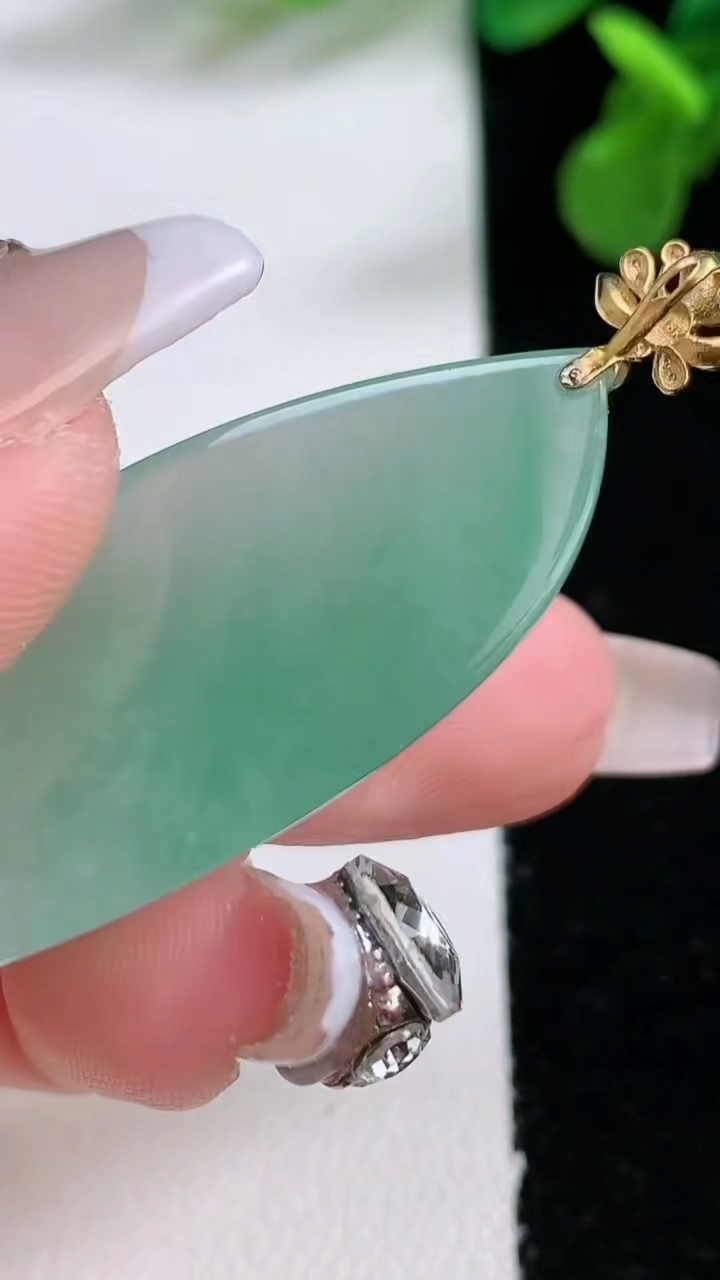 天然A货翡翠随形吊坠，尺寸37.3-18-9，重量:9.17g
1月2日