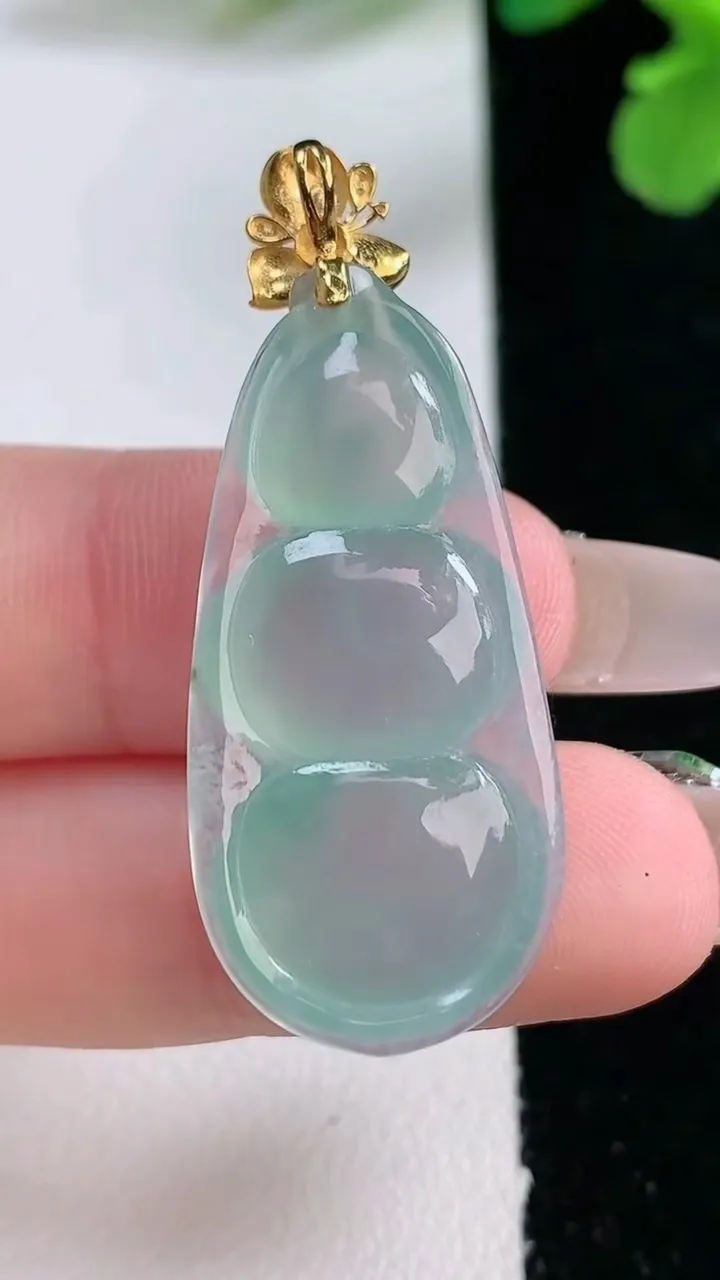 天然A货翡翠种飘花福豆吊坠，尺寸32-16.3-7.7，重量:6.03g
1月2日