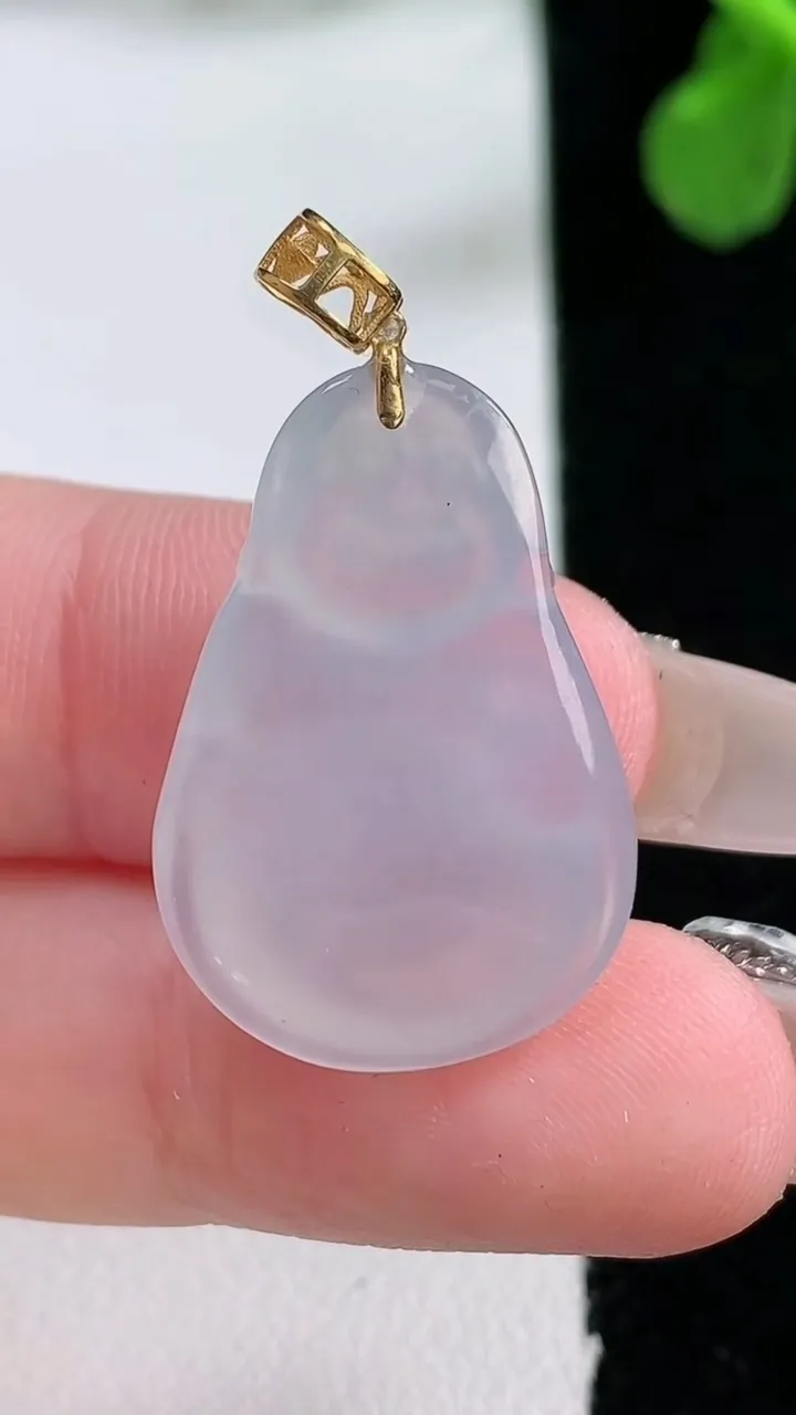 天然A货翡翠种白冰弥勒佛公吊坠，尺寸25.4-17.7-6.4，重量:4.46g
1月2日