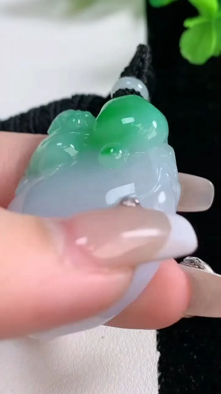 天然A货翡翠灵猴献瑞 寿桃吊坠，尺寸43.2-31.7-11.8，重量:35.28g
1月2日