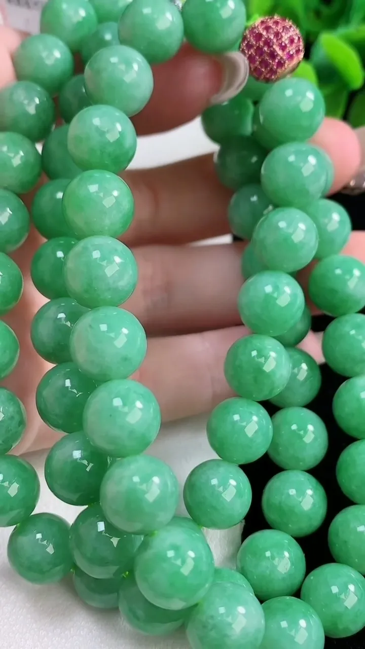 天然A货翡翠圆珠项链66颗，尺寸10，重量:113.88g1月2日
工厂直销收藏佳品,种好水足，色泽均匀，有种有色，上手高大气！