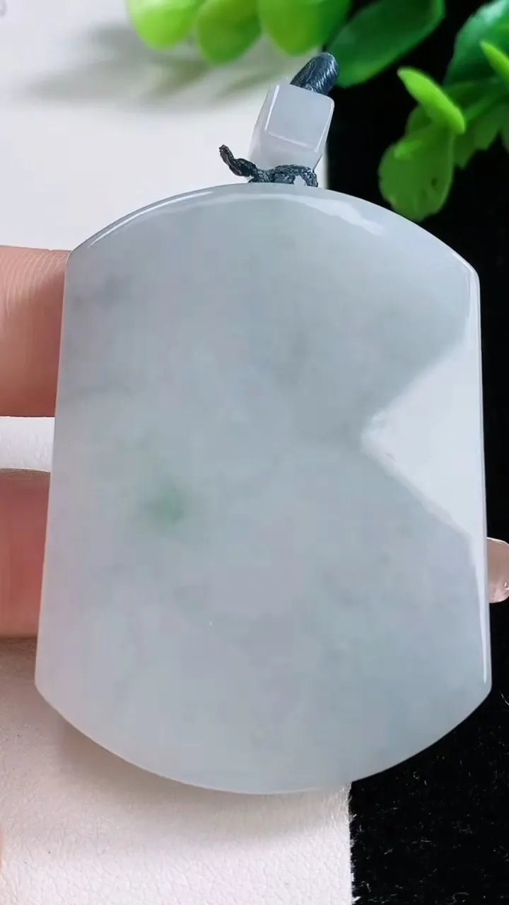 天然A货翡翠飘花无事牌吊坠，尺寸55.4-41-5.7，重量:40.53g
1月2日