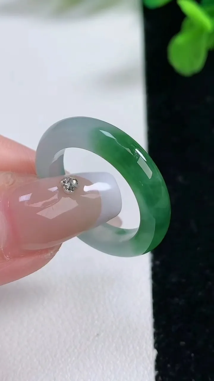 天然A货翡翠指环 戒指，尺寸17.8-4.2-3.4，重量:3.59g2026年1月2日
工厂直销收藏佳品,种好水足，色泽均匀，有种有色，上手高大气！