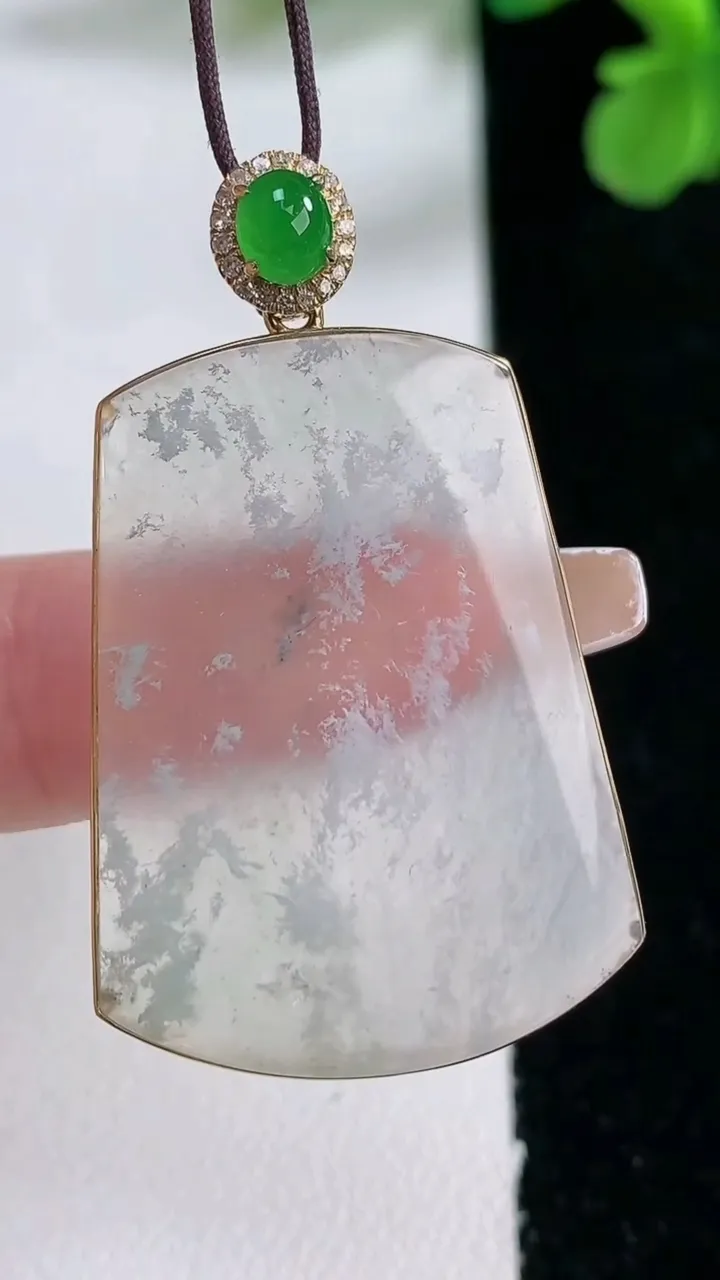 天然A货翡翠种白冰雪花棉无事牌吊坠，尺寸33.3-25-3.6，重量:6.37g
1月2日