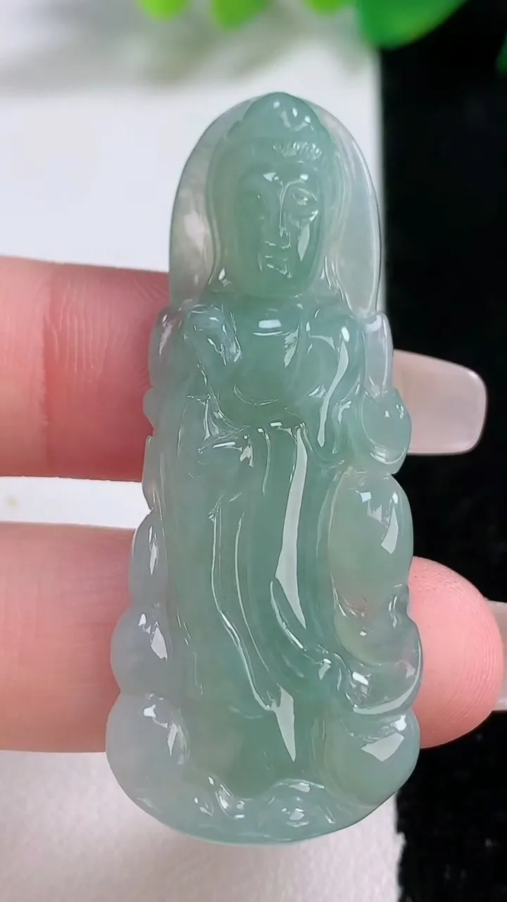 天然A货翡翠观音菩萨吊坠，尺寸50.3-20-5.6，重量:10.16g
1月2日