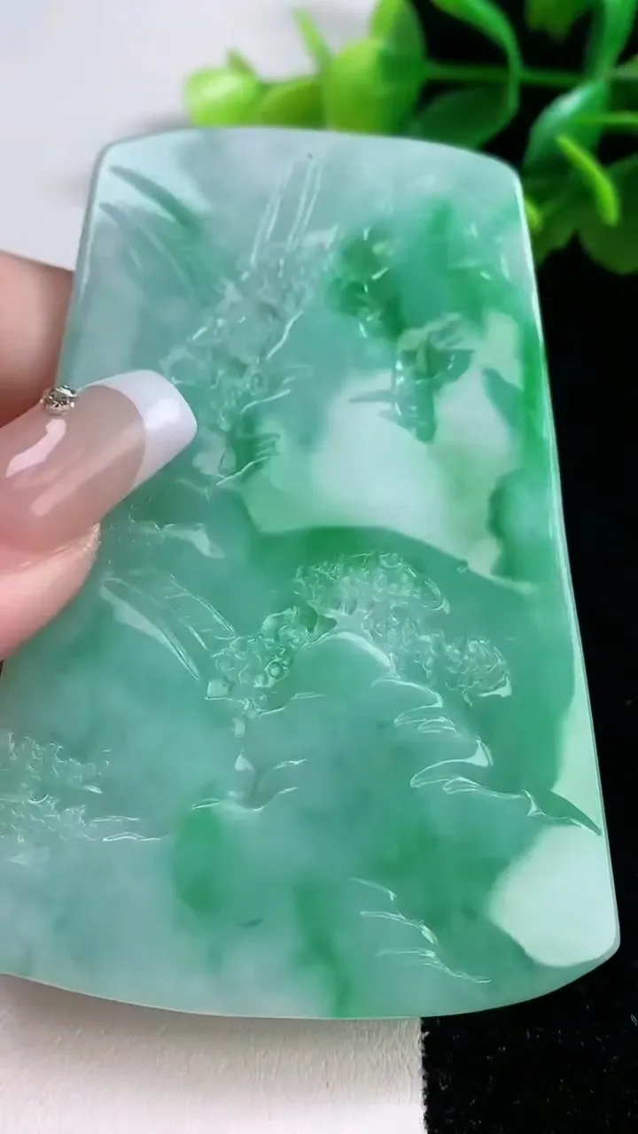 天然A货翡翠山水牌吊坠，尺寸75.8-51.4-5.8，重量:52.80g
1月2日