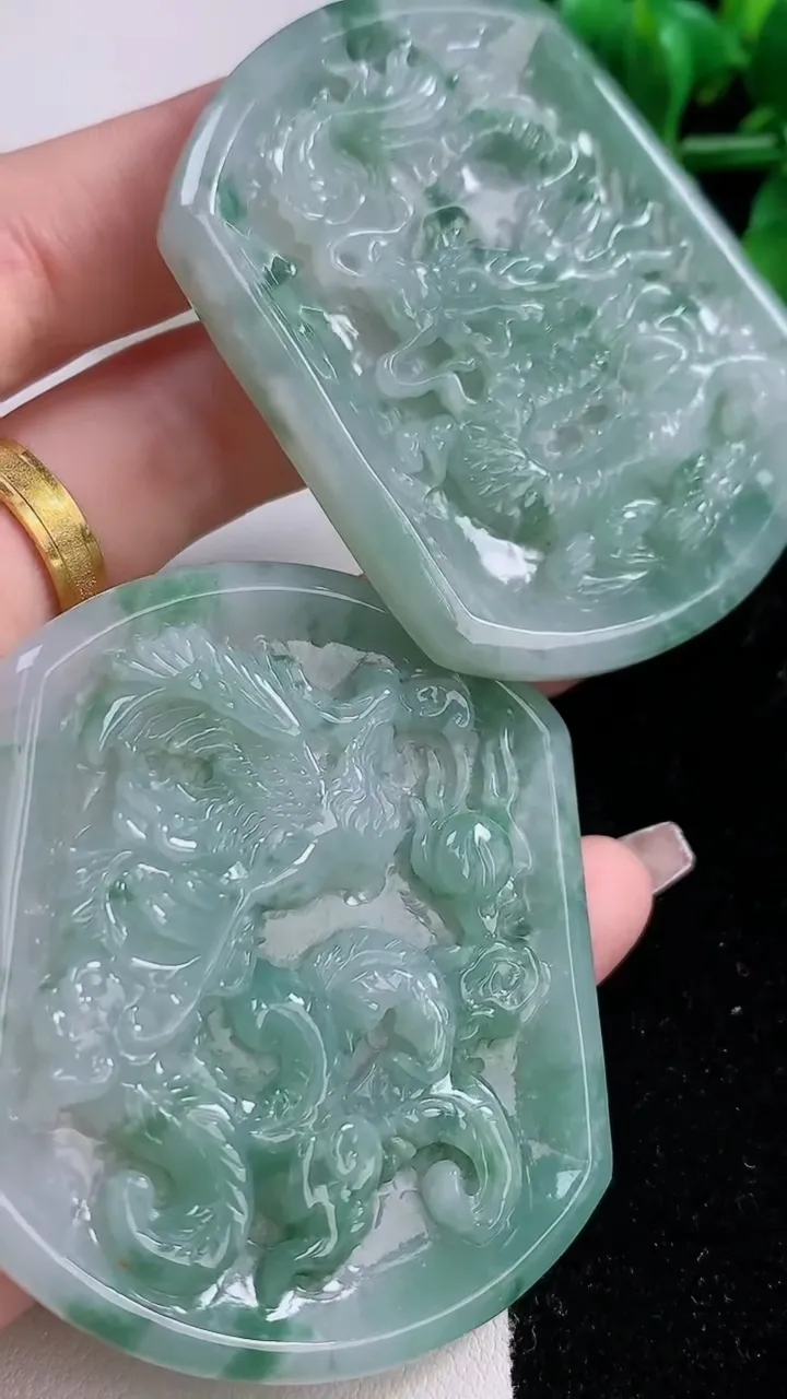 天然A货翡翠飘花龙凤呈祥吊坠一对，尺寸58-48.3-6，重:36.24g
1月2日