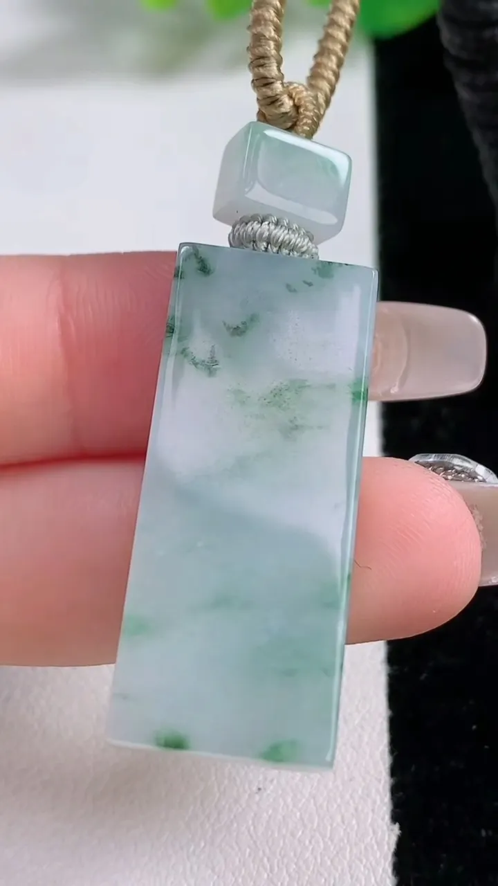 天然A货翡翠飘花无事牌吊坠，尺寸34.6-14.5-5.4，重量:11.74g
1月3日