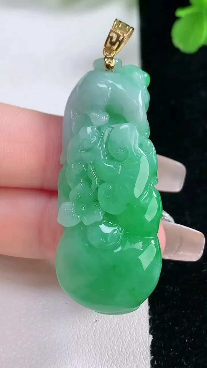 天然A货翡翠葫芦吊坠，尺寸47-18.2-11.2，重量:18.44g
1月2日