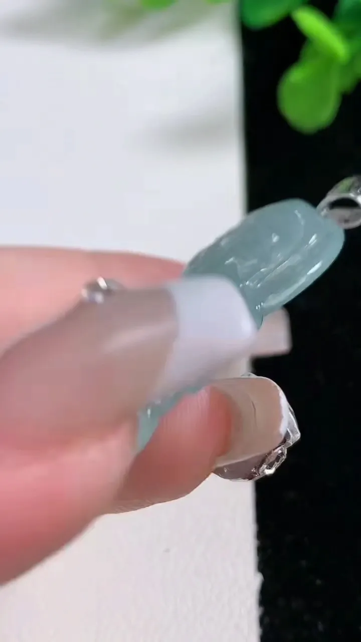 天然A货翡翠观音菩萨吊坠，尺寸50-33-5.8，重量:16.71g
1月2日