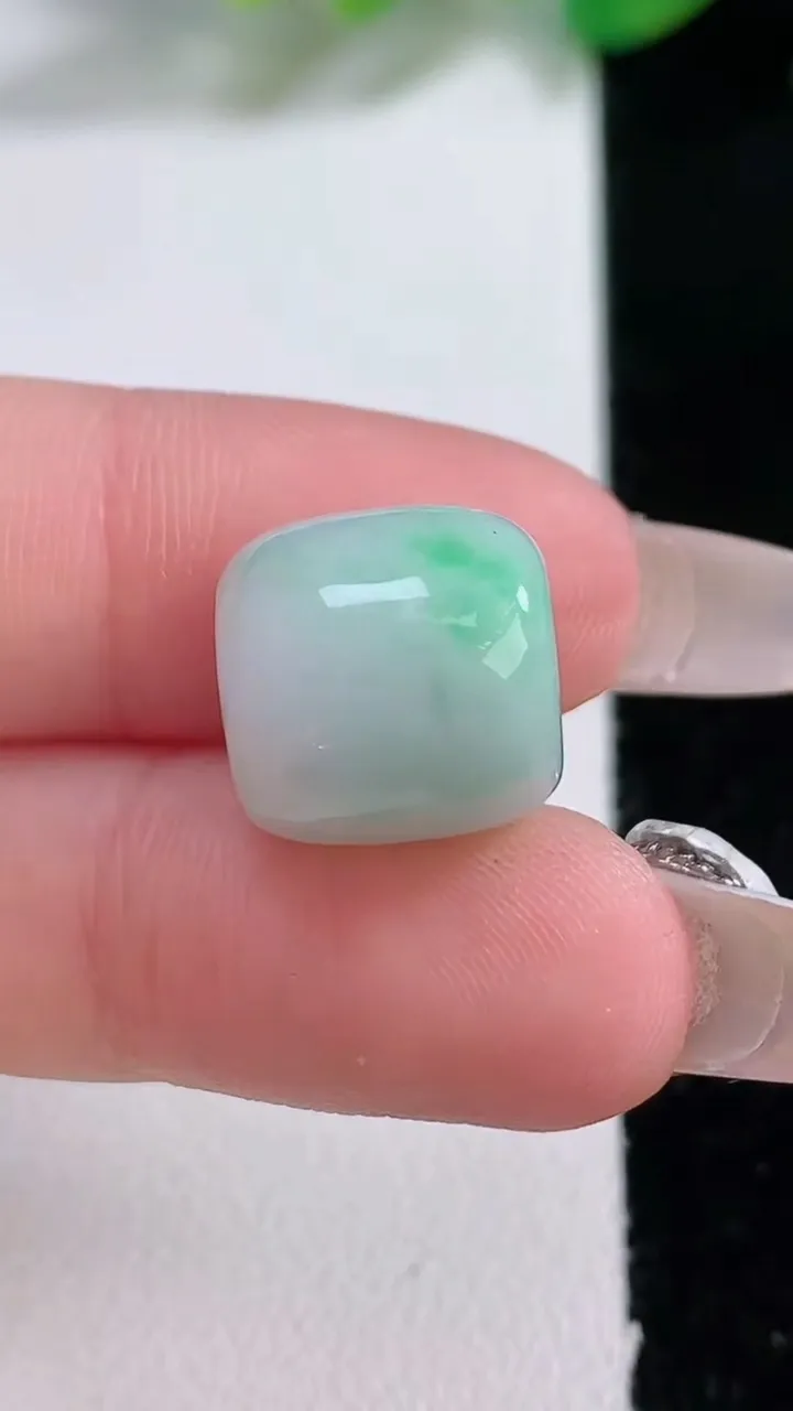 天然A货翡翠路路通吊坠，尺寸12.5-13，重量:4.54g
1月2日