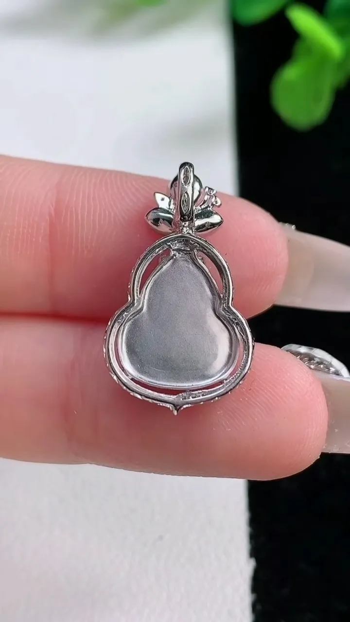 天然A货翡翠葫芦吊坠，尺寸23-13.6-5裸石12.8-11，重量:2.04g
1月2日