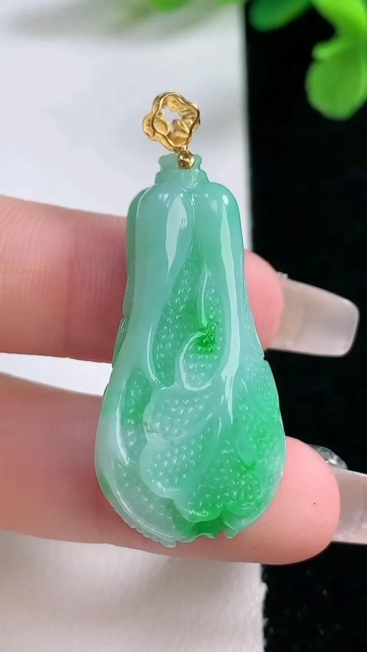 天然A货翡翠白菜吊坠，尺寸35.2-18.8-9.8，重量:10.68g
1月2日