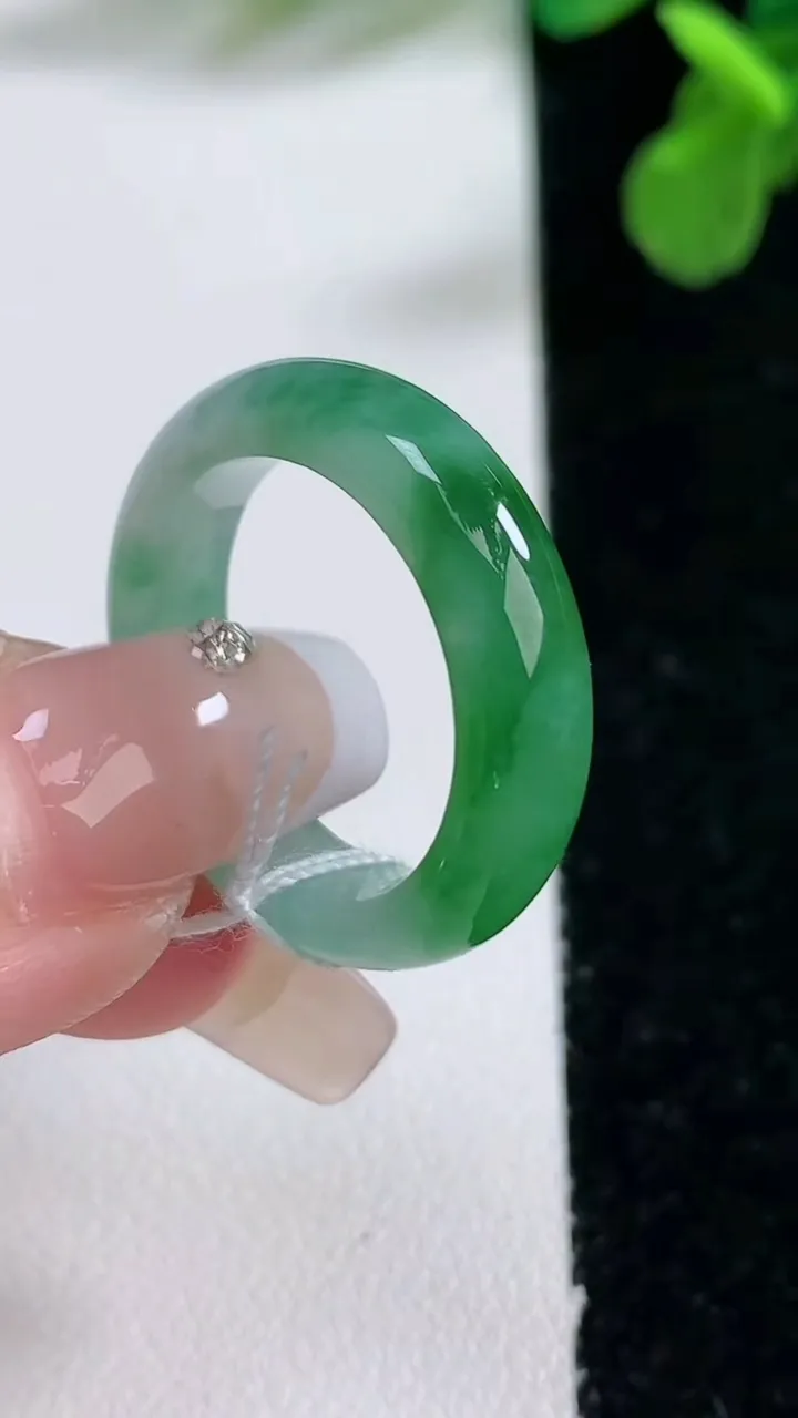 天然A货翡翠指环 戒指，尺寸18.7-5.5-3.4，重量:4.63g2026年1月2日
工厂直销收藏佳品,种好水足，色泽均匀，有种有色，上手高大气！