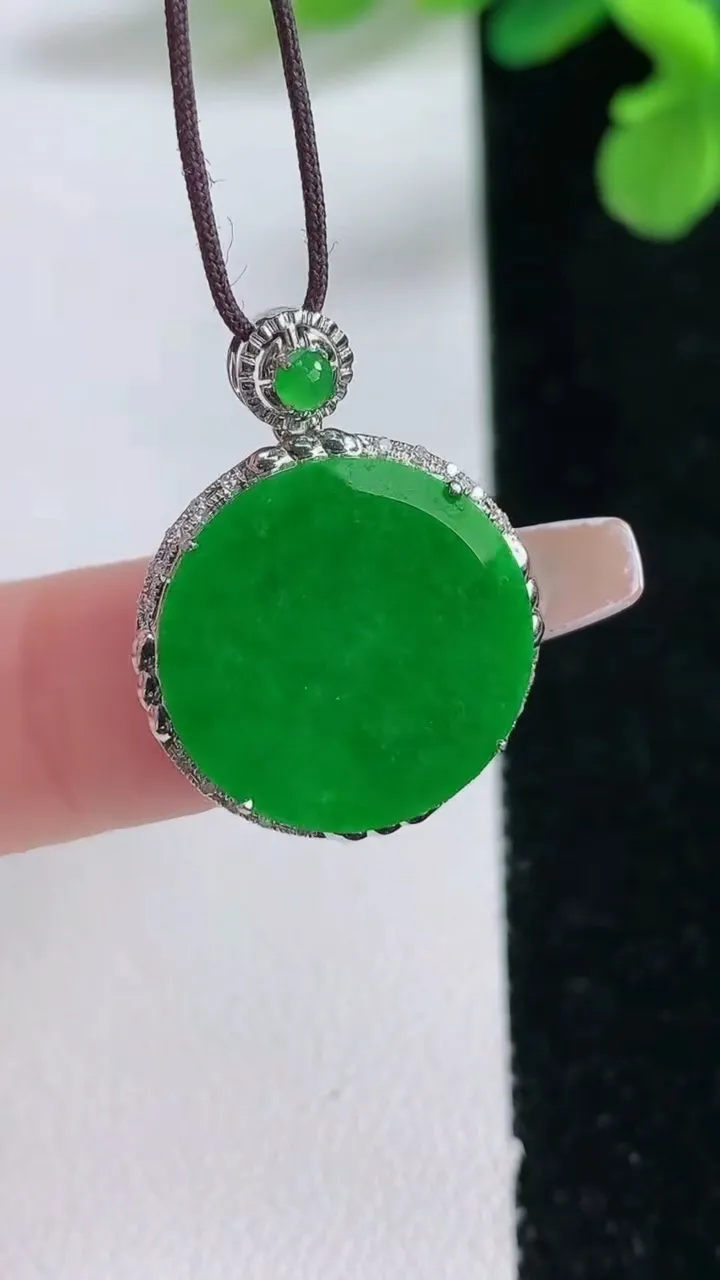 天然A货翡翠无事牌吊坠，尺寸24-19-3.7裸石16.8，重量:2.20g
1月2日