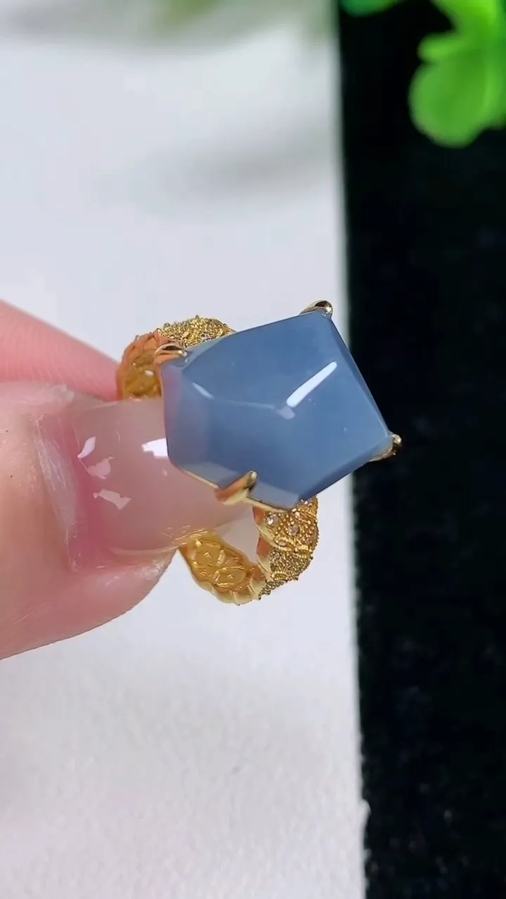 天然A货翡翠18k金紫罗兰随形戒指，尺寸17.2-12.4-10.5-8，重量:3.93g2026年1月2日
工厂直销收藏佳品,种好水足，色泽均匀，有种有色，上手高大气！