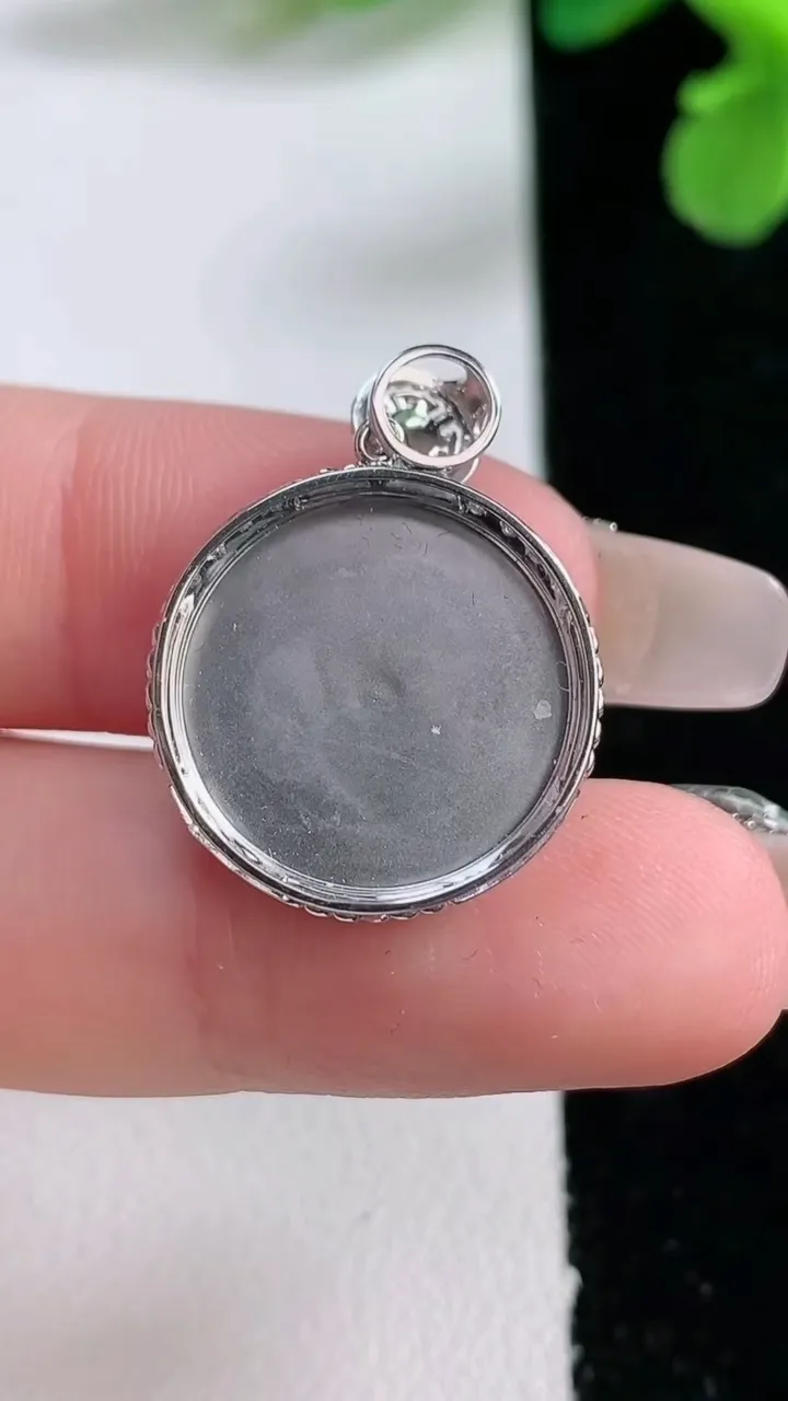 天然A货翡翠平安扣吊坠，尺寸24-18.3-4.8裸石16.7，重量:2.83g
1月2日