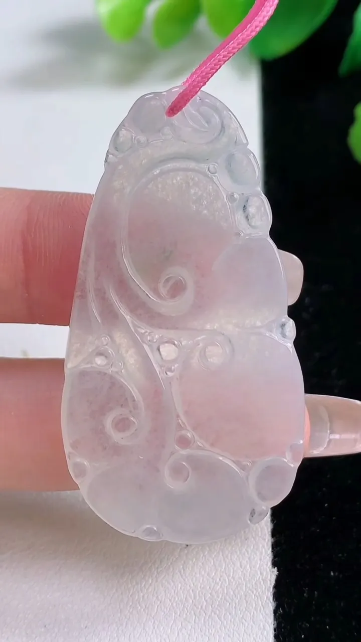 天然A货翡翠如意吊坠，尺寸50.4-26.8-2.7，重量:7.80g
1月2日