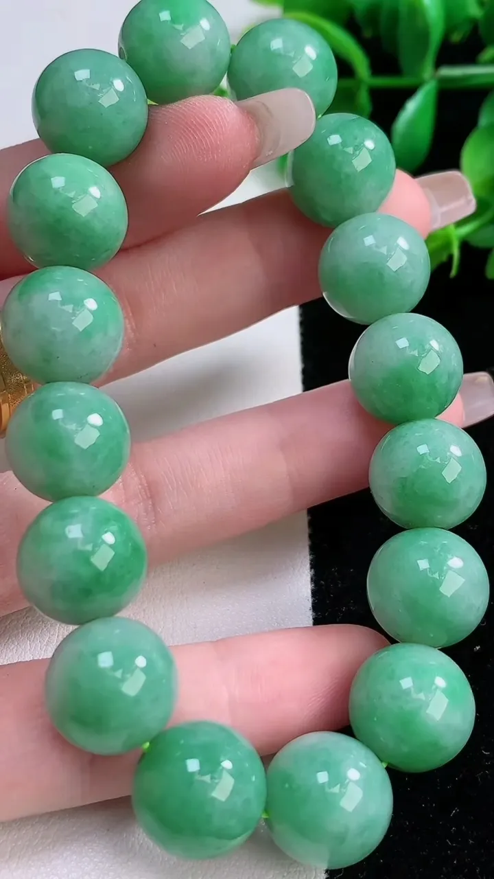 天然A货翡翠圆珠手串16颗，尺寸13.2，重:65.36g1月2日
工厂直销收藏佳品,种好水足，色泽均匀，有种有色，上手高大气！