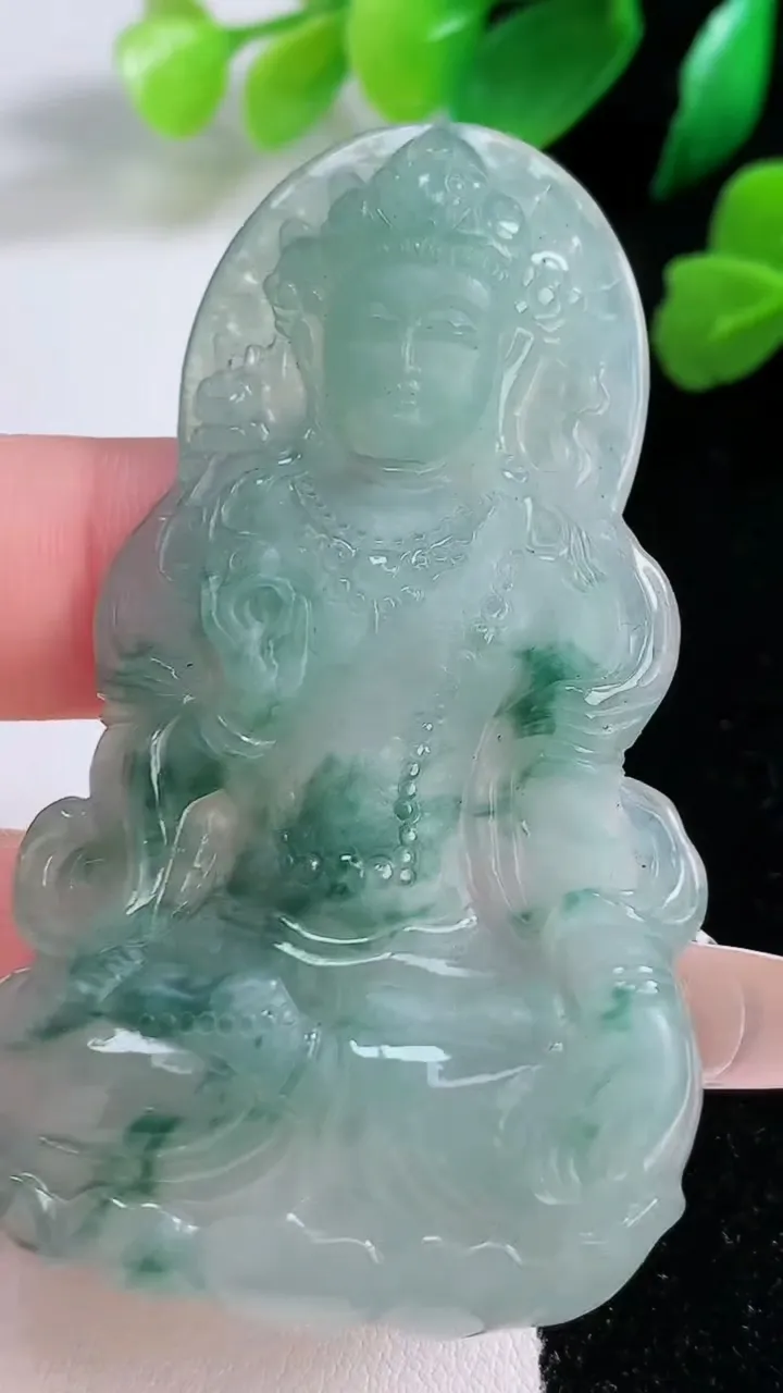 天然A货翡翠冰种飘花度母观音菩萨吊坠，尺寸64.7-36.6-6.5，重:23.80g
1月2日