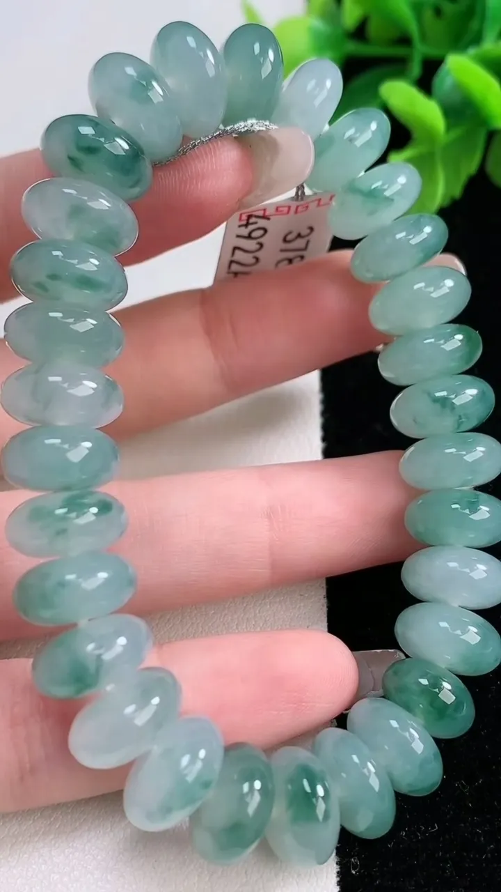 天然A货翡翠种飘花算盘珠手串30颗，尺寸11.8-5.5，重量:49.28g1月2日
工厂直销收藏佳品,种好水足，色泽均匀，有种有色，上手高大气！