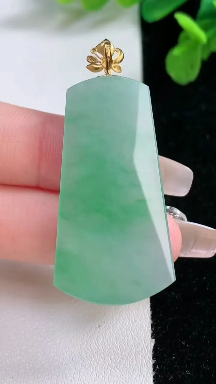 天然A货翡翠无事牌吊坠，尺寸41.7-22-5.8，重量:11.66g
1月2日