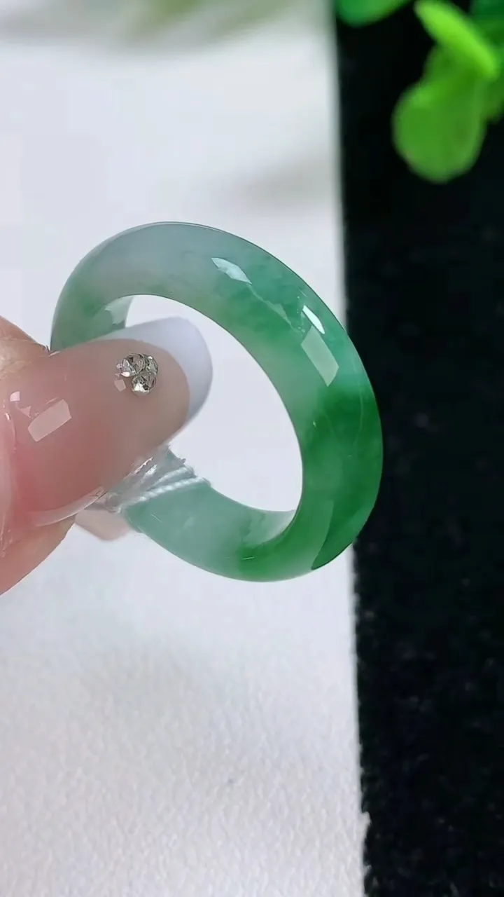 天然A货翡翠指环 戒指，尺寸18.7-5.5-3.4，重量:4.63g2026年1月2日
工厂直销收藏佳品,种好水足，色泽均匀，有种有色，上手高大气！