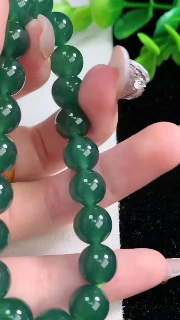 天然A货翡翠圆珠手串20颗，尺寸9.8，重量:33.20g1月2日
工厂直销收藏佳品,种好水足，色泽