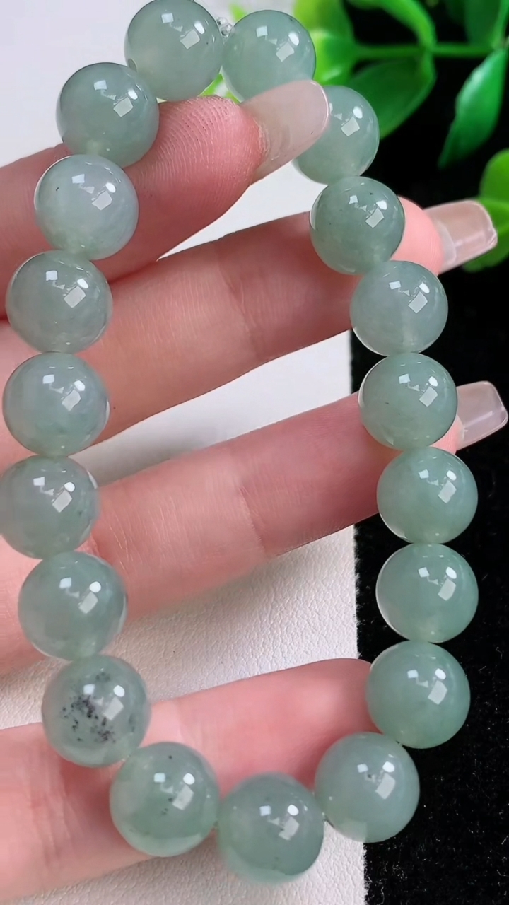 天然A货翡翠圆珠手串19颗，尺寸9.7，重量:31.45g1月2日
工厂直销收藏佳品,种好水足，色泽均匀，有种有色，上手高大气！