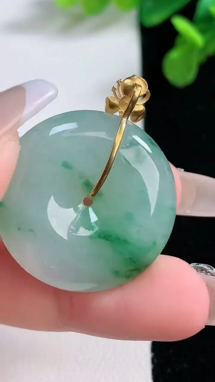 天然A货翡翠平安扣吊坠，尺寸28.4-6.5，重量:11.02g
1月2日