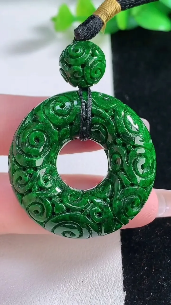 天然A货翡翠雕花平安环吊坠，尺寸36-11，重:27.30g
1月2日