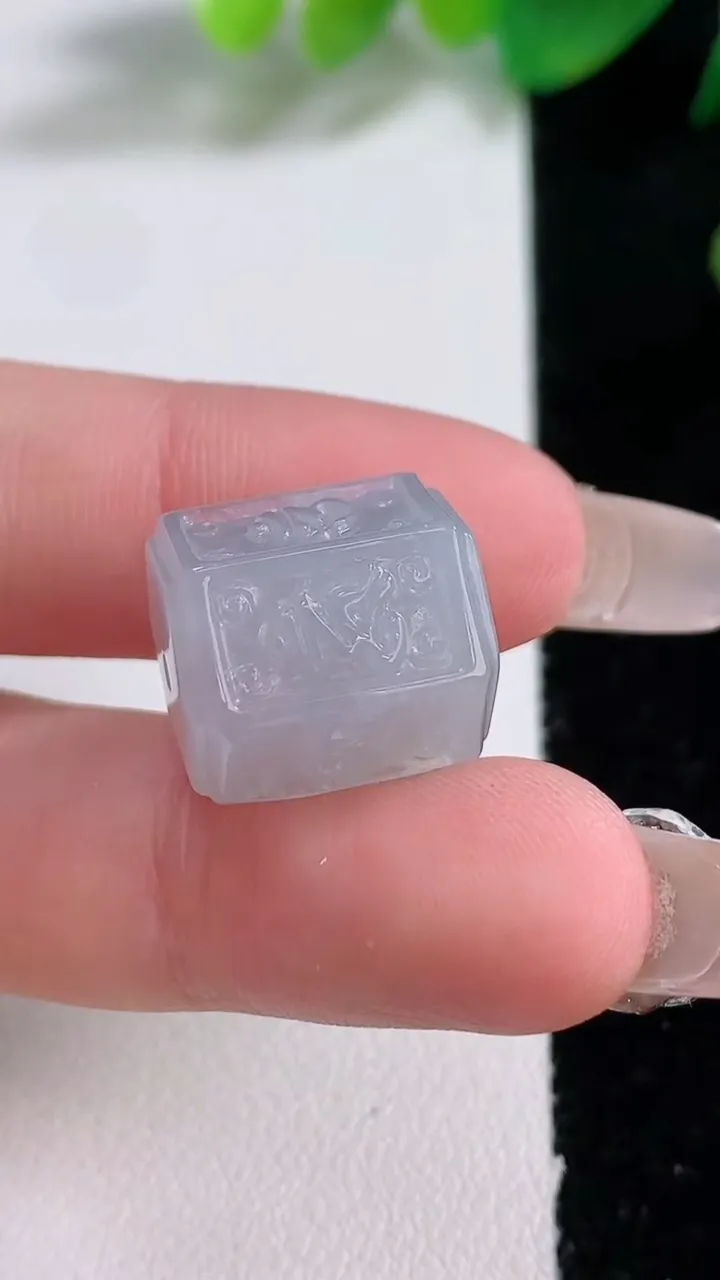 天然A货翡翠六字真言 路路通吊坠，尺寸15-12.8，重量:6.51g
1月2日