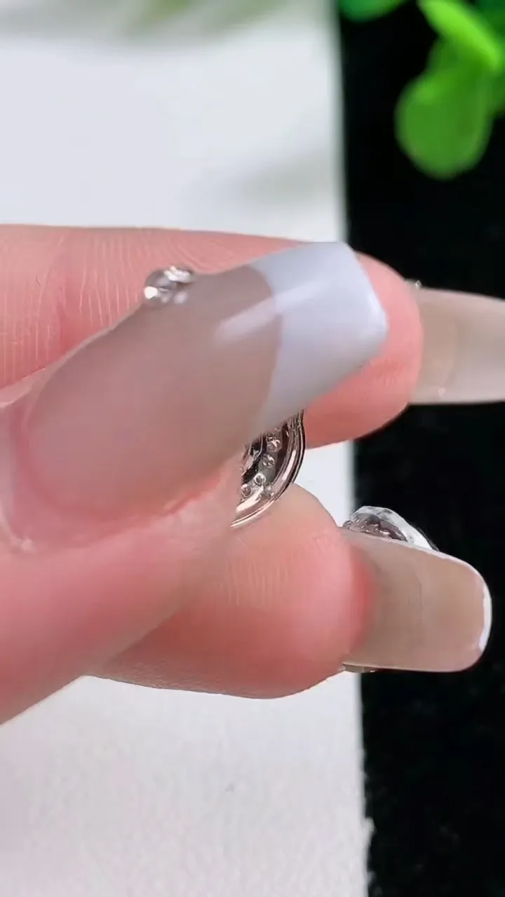 天然A货翡翠葫芦吊坠，尺寸20.6-10-6裸石8-6.2，重量:1.08g
1月2日