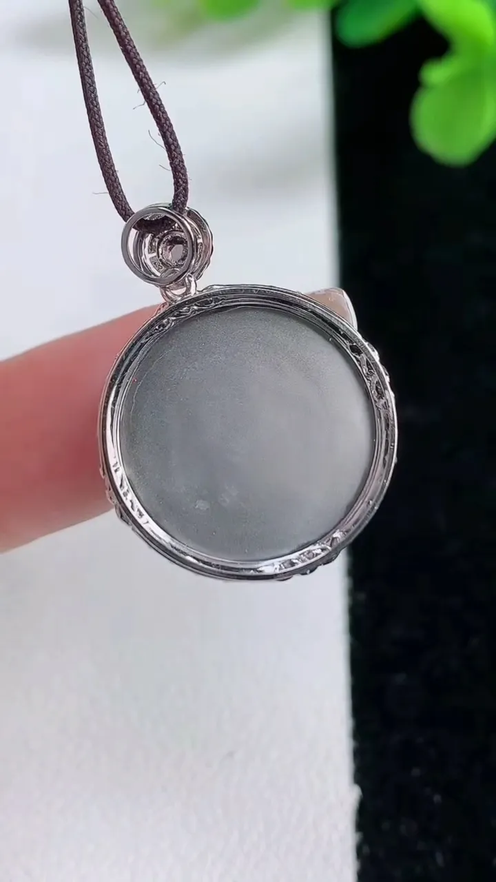 天然A货翡翠无事牌吊坠，尺寸24-19-3.7裸石16.8，重量:2.20g
1月2日