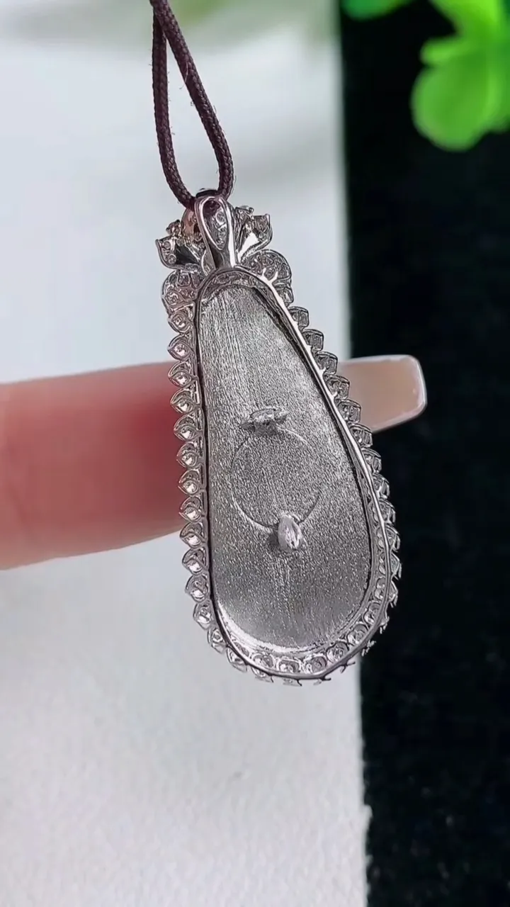 天然A货翡翠福豆吊坠，尺寸32.8-14.4-7.7裸石24-10.8，重量:3.62g
1月2日