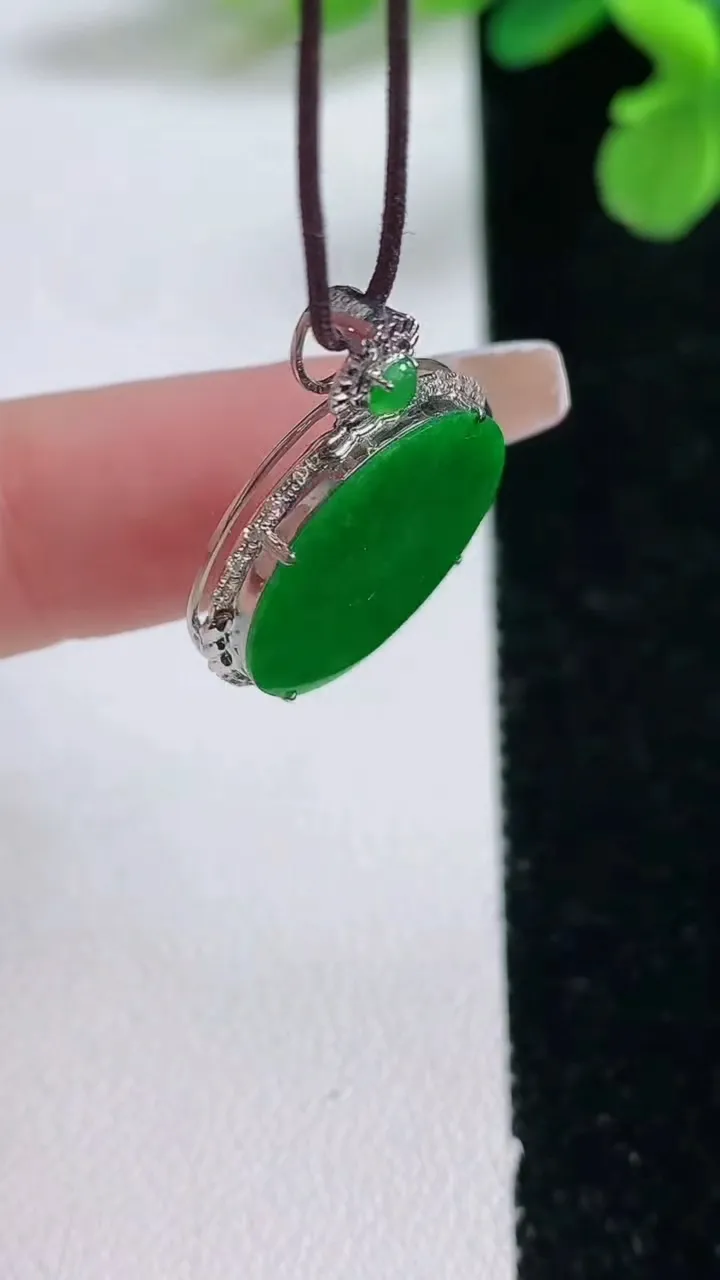 天然A货翡翠无事牌吊坠，尺寸24-19-3.7裸石16.8，重量:2.20g
1月2日