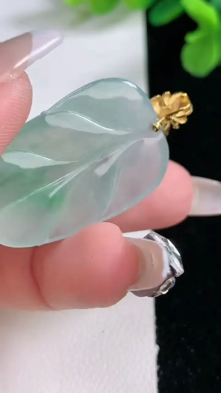 天然A货翡翠金枝玉叶 叶子吊坠，尺寸33.2-22-5，重量:7.15g
1月2日