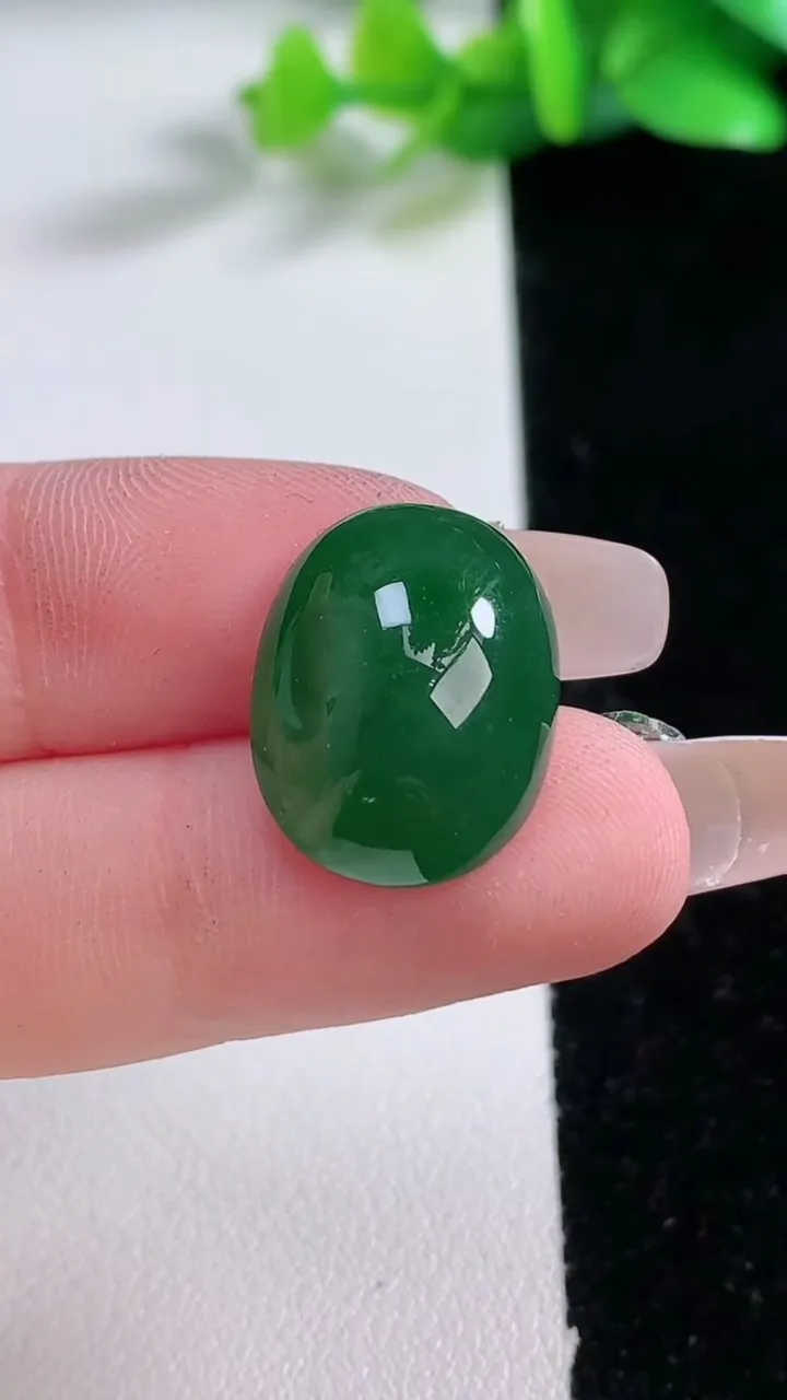 天然A货翡翠蛋面镶嵌件，尺寸18-14-8，重:3.20g
1月2日