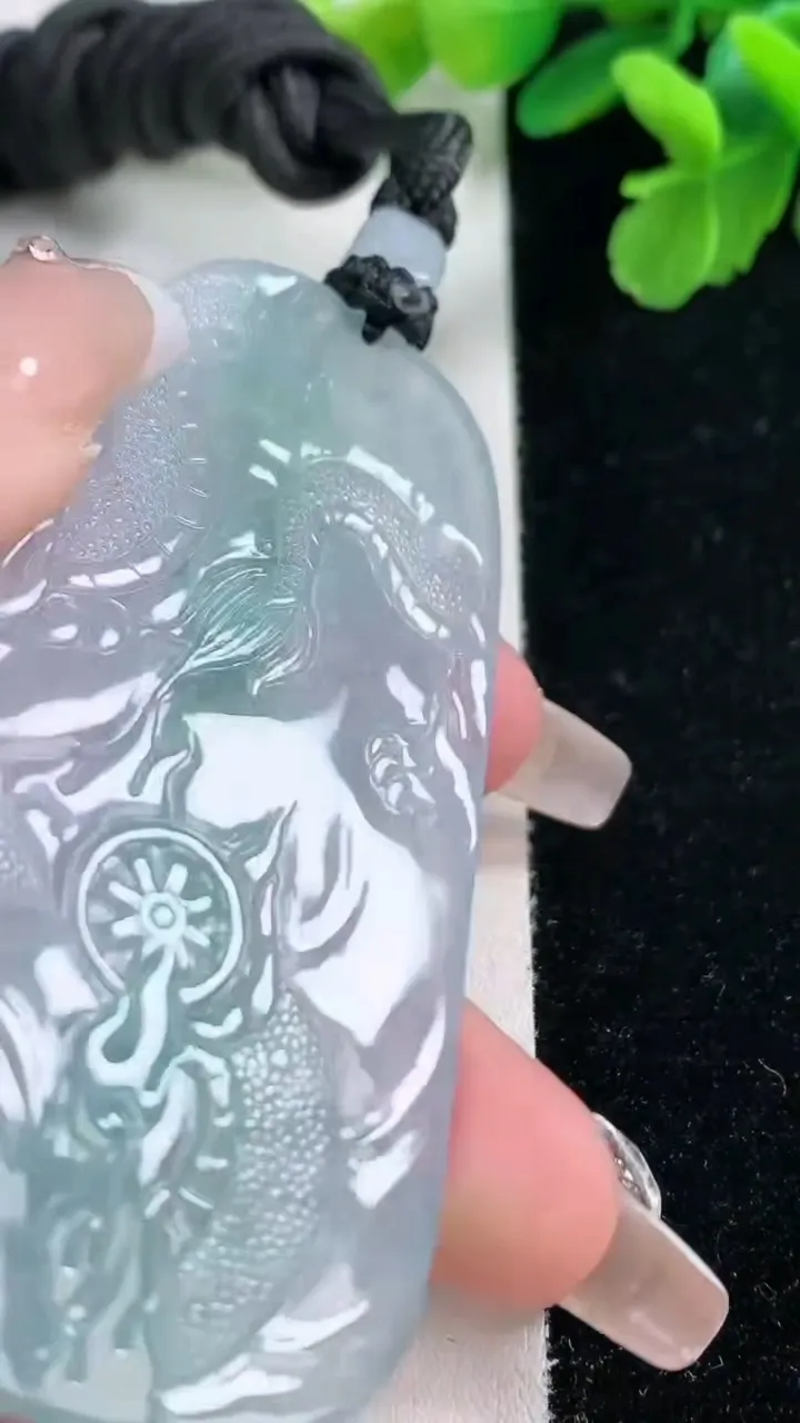 天然A货翡翠种飘花祥龙大势至观音菩萨吊坠，尺寸73.2-43-5，重量:45.95g
1月2日