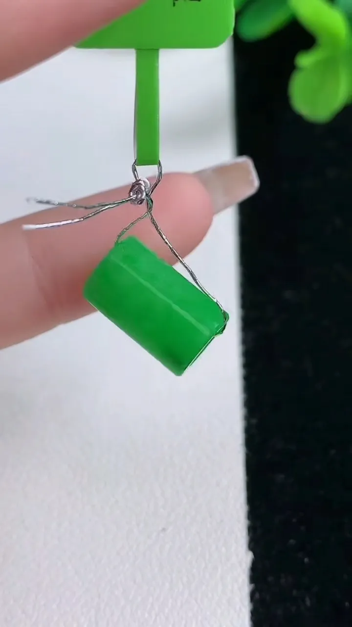 天然A货翡翠路路通吊坠，尺寸13-8.2，重量:1.99g
1月2日