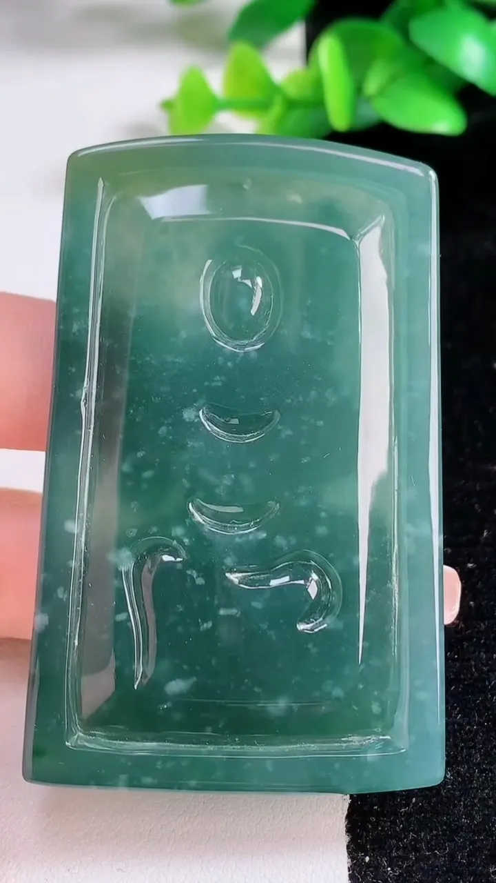 天然A货翡翠蓝水不动明王吊坠，尺寸65-41-8，重:47.66g
1月2日