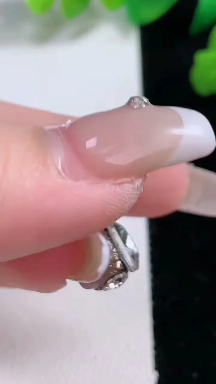 天然A货翡翠无事牌吊坠，尺寸17.5-1.5，重:1.25g
1月2日