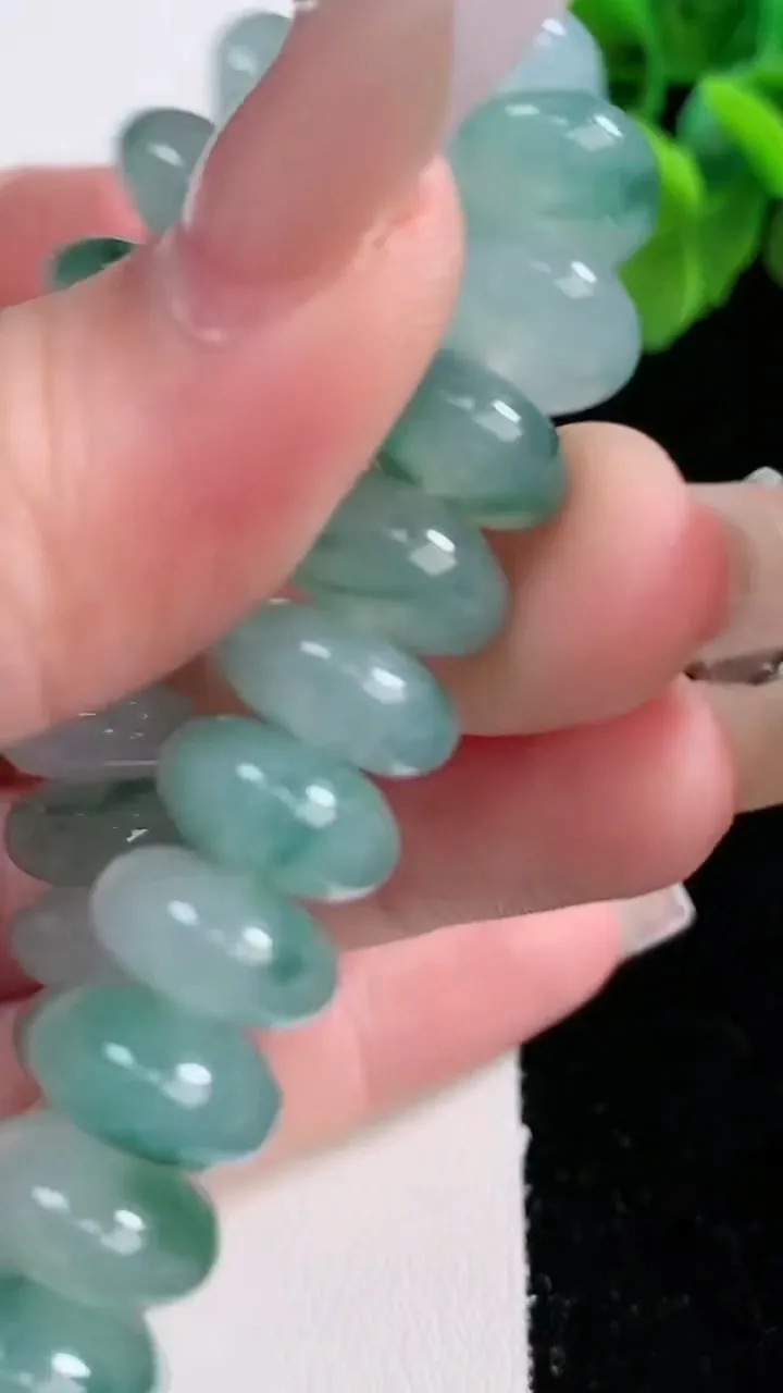 天然A货翡翠种飘花算盘珠手串30颗，尺寸11.8-5.5，重量:49.28g1月2日
工厂直销收藏佳品,种好水足，色泽均匀，有种有色，上手高大气！