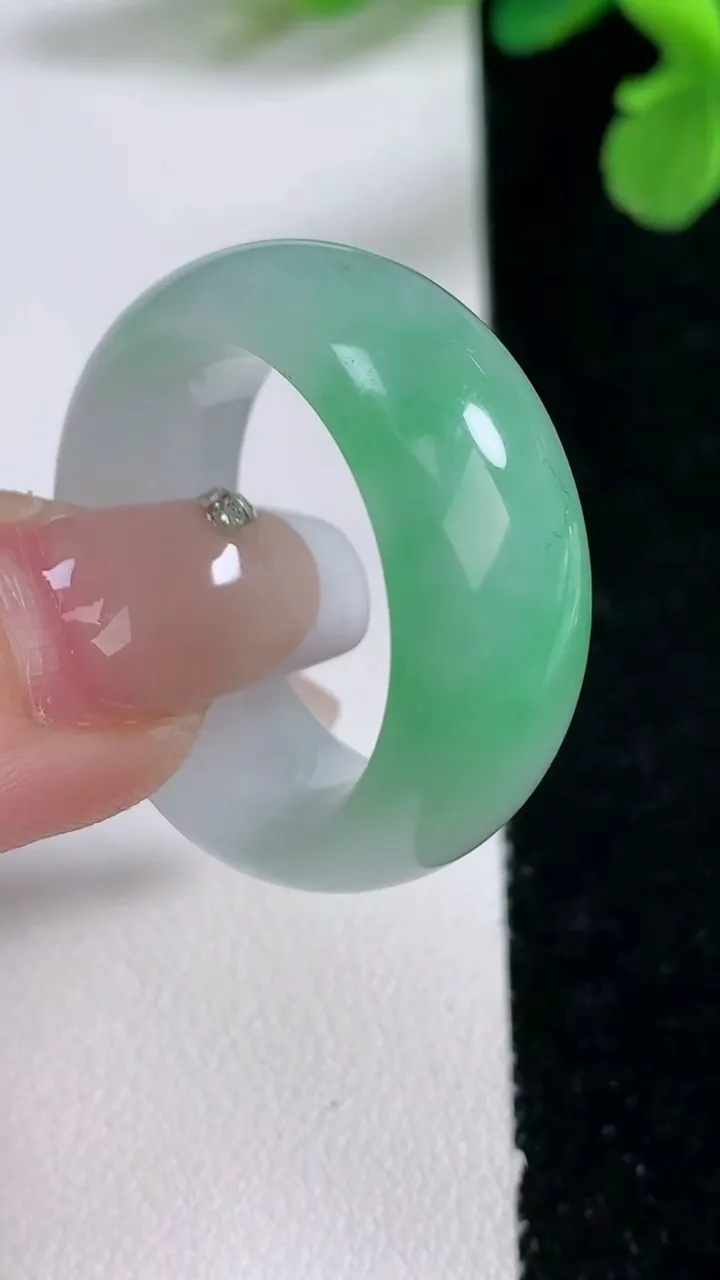 天然A货翡翠指环 扳指 戒指，尺寸21.6-11-5.2，重量:13.36g2026年1月2日
工厂