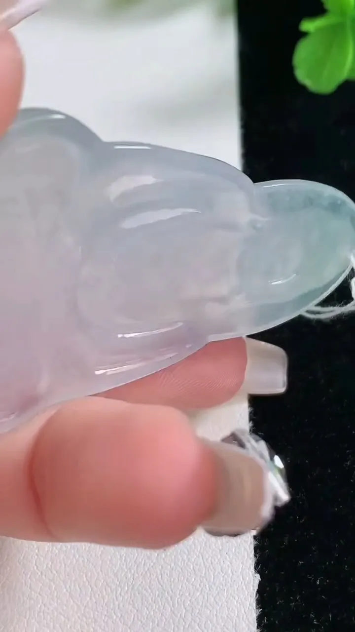 天然A货翡翠种白冰素衣观音菩萨吊坠，尺寸55.8-36-6，重量:19.88g
1月2日