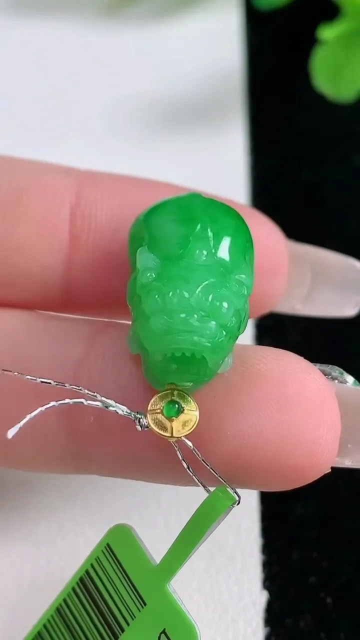 天然A货翡翠貔貅吊坠，尺寸21.4-12-10.4，重量:5.40g
1月2日